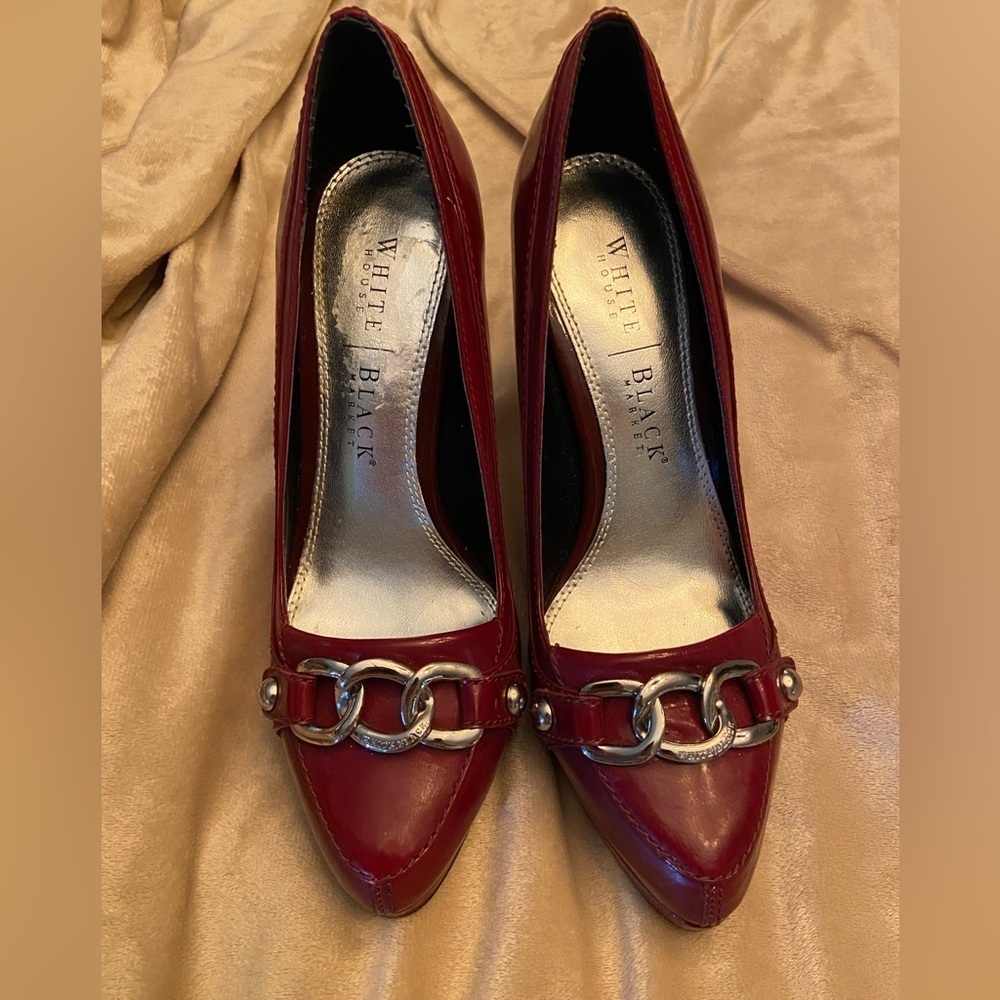 WHITE HOUSE BLACK MARKET BURGUNDY PATENT LEATHER HEELS SIZE 7.5